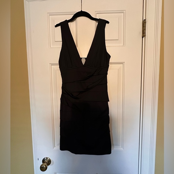 Elegant Black Sleeveless Dress - Picture 4 of 4